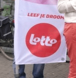 Belgische lotto winnaar geeft geld aan goed doel